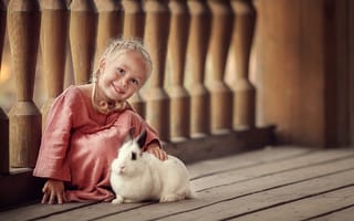 Картинка улыбка, платье, ребёнок, малышка, кролик, доски, Марианна Смолина, балясины, девочка, животное