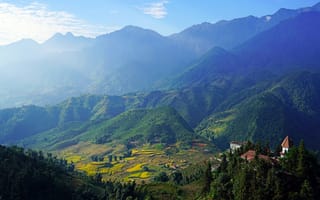 Картинка зелень, поле, горы, небо, лес, дома, солнце, деревья