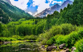 Картинка США, Colorado, облака, Maroon Bells, горы, лес, камни, озеро, кусты