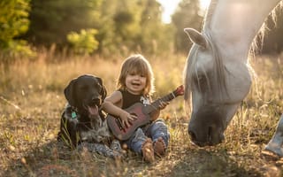 Обои мальчик, гитара, конь, лошадь, дружба, собака, друзья