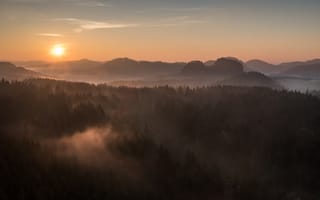 Картинка лес, небо, рассвет, лучи, солнце, туман, свет, горы