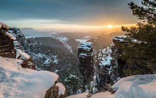 Картинка зима, лес, небо, лучи, свет, солнце, снег, облака