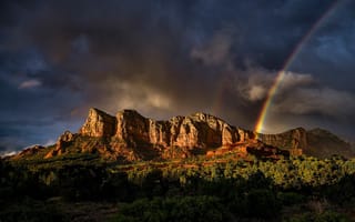 Картинка лес, скалы, тучи, небо, солнце, Sedona, горы, деревья, США, Arizona, радуга