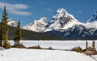 Картинка зима, лес, озеро, деревья, синева, снег, горы, пейзаж