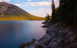 Картинка лес, облака, природа, берег, вершины, камни, горы, пейзаж