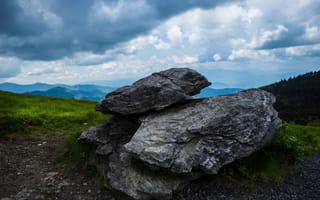 Картинка небо, трава, камни, пейзаж, горы, природа, облака, туман