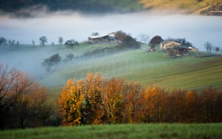 Картинка Италия, туман, горы, утро, провинция Мачерата, поле, деревья, дом