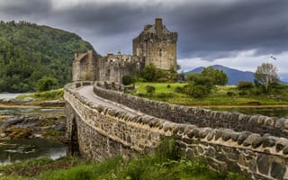 Обои Шотландия, замок, Eilean Donan, лес, тучи, мост, горы, камни
