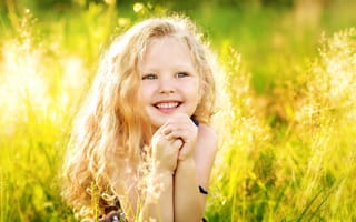 Картинка девочка, радость, детство, лето, волосы, счастье, свет, смех, трава