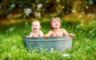Обои дети, корыто, удивление, детство, счастье, радость, лето, малыши, трава, мыльные пузыри