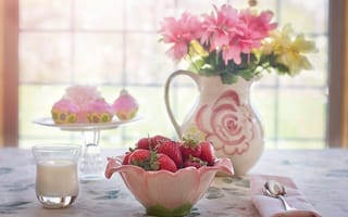 Картинка натюрморт, пирожные, кувшин, стакан, цветы, миска, ягоды, молоко, клубника, окно, стол