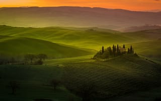 Картинка поле, лето, холмы, луг, Италия, дома, Тоскана, дымка