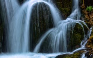 Картинка зелень, вода, мох, растительность, водопад, поток, каскад, скалы