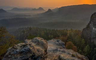 Картинка осень, лес, туман, деревья, небо, горы, камни, природа