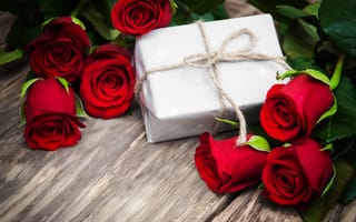 Обои любовь, розы, gift box, roses, love, valentine's day, красные, hearts, romantic, red, сердечки, подарок