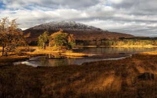 Картинка Шотландия, трава, берег, горы, lake Tulla, деревья, облака, озеро