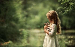 Обои природа, платье, котёнок, Юлия Кубар, детёныш, ребёнок, девочка, животное