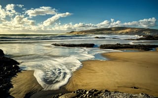 Картинка Новая Зеландия, побережье, небо, море, песок, волны, прибой, облака, камни