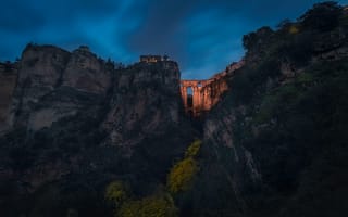 Картинка горы, ночь, здания, растительность, холмы, скалы, мост, высота