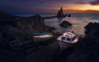 Картинка море, закат, скалы, лодка, берег