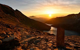 Картинка солнце, лучи, водоем, горы, камни, закат, свет