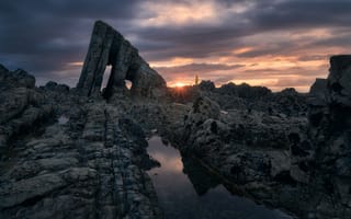 Картинка море, солнце, закат, лучи, человек, камни, скалы, берег