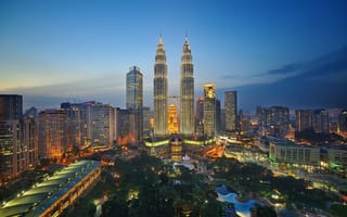 Картинка Малайзия, сумерки, Куала-Лумпур, парк, небо, горизонт, башни-близнецы Петронас, огни