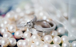 Обои кольца, помолвка, макро, жемчуг, лента, свадьба