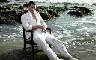 Картинка Крис Хемсворт, журнал, сидит, в воде, отдыхает, на стуле, в белом, Yu Tsai, костюме, фотограф, море, Chris Hemsworth, берег, Flaunt, актер, мокрый