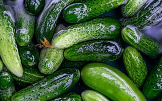 Картинка вода, блеск, огурчики, маринованные, плавает, свежие, соленое, огурцы