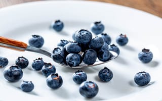 Картинка ягоды, стол, тарелка, ложка, россыпь, черника