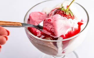 Картинка ягоды, руки, белый, стеклянная, десерт, клубника, ложка, мороженое