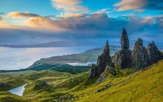 Картинка Old Man of Storr, долина, Шотландия, Isle of Skye, скалы, озёра, остров Скай, Scotland, панорама, Скала Олд-Мен-оф-Сторр