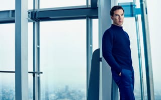 Обои Бенедикт Камбербэтч, брюки, Benedict Cumberbatch, Jaguar, Tomo Brejc, здание, фотосессия, свитер, высота, окна, фотограф