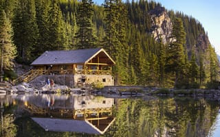 Картинка Канада, Alberta, вода, Agnes Lake, берег, деревья, люди, скалы, камни, озеро, лес, Банф, дом, Banff National Park, красиво, горы, Canada, отражение