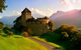 Картинка Vaduz Castle, замок, горы, Лихтенштейн, Alps, Vaduz, Замок Вадуц, Liechtenstein, Вадуц, дорога, деревья, Альпы
