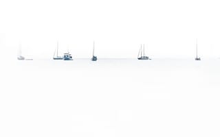 Картинка ocean, white out, smoke, boats, fog
