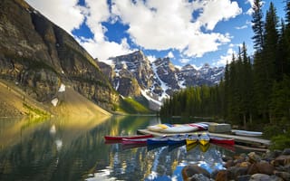 Картинка Moraine Lake, Долина Десяти пиков, Альберта, лодки, Banff National Park, каноэ, Canada, пристань, Alberta, озеро, Банф, деревья, горы, Valley of the Ten Peaks, Озеро Морейн, Канада, отражение