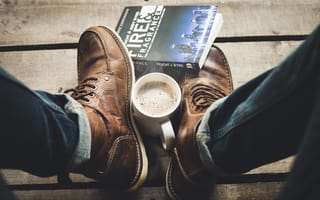 Картинка кофе, книга, джинсы, ботинки
