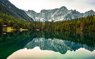 Картинка лес, горы, отражение, Юлийские Альпы, Julian Alps, Тарвизио, Италия, озеро, Italy, Fusine Lake, Tarvisio, Озеро Фузине