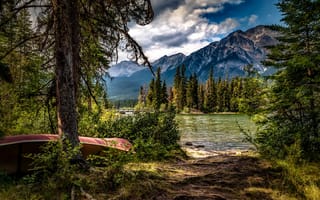 Картинка Pyramid Lake, Канада, горы, лодка, Альберта, Alberta, Canada, озеро, озеро Пирамид, Jasper National Park, Национальный парк Джаспер, деревья