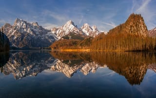 Картинка осень, лес, отражение, синева, берег, скалы, облака, горы