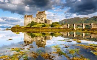 Картинка Eilean Donan Castle, Шотландия, озеро, Замок Эйлиан Донан, Dornie, отражение, Scotland, мост, Дорн