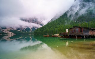 Картинка лес, облака, озеро, горы, берег, уют, туман, отражение