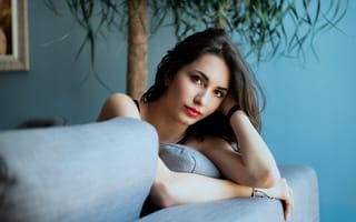 Картинка girl, Nicole, hand in hair, couch, portrait, model, lips, bare shoulders, photo, lipstick, photographer, mouth, dark eyes, looking at camera, brunette, looking at viewer