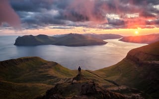 Картинка закат, горы, мужчина, туман, скалы, остров, человек, Исландия