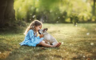 Картинка лето, Анастасия Бармина, лужайка, собака, девочка, пёс, поцелуй, природа, платье, боке, ребёнок