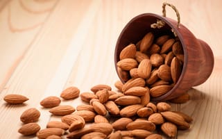 Картинка стол, чашка, орехи, миндаль