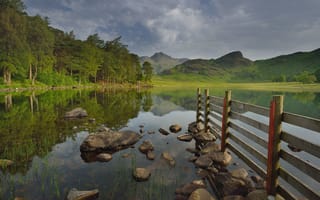 Картинка лес, Камбрия, камни, озеро, горы, природа, отражение, пейзаж, Озёрный край, Великобритания, Lake District, парк