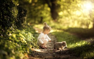 Картинка лето, девочка, тропинка, трава, животное, Radoslaw Dranikowski, ребёнок, кролик, природа, малышка